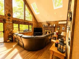 Rustic Hideout Retreat Game Room Sleeps 11 - Image 4