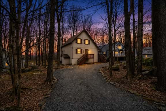 House in the Trees Ski, Swim in The Hideout - Image 1