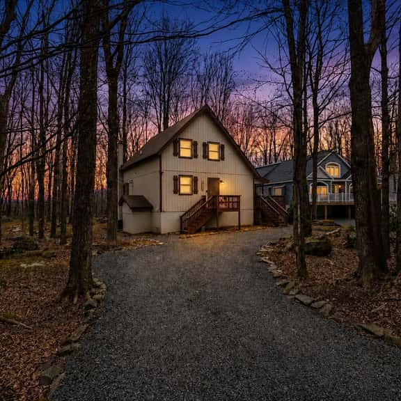 House in the Trees Ski, Swim in The Hideout - Image 1